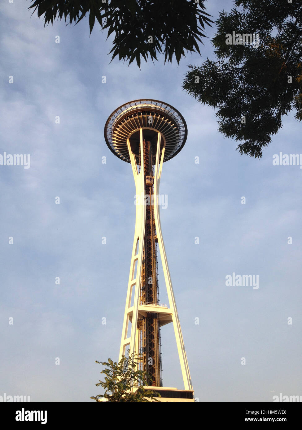 Low angle view of space needle against sky Banque D'Images