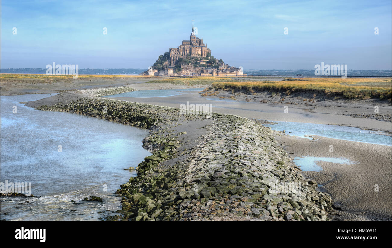 Vue panoramique sur le Mont-Saint-Michel et un canal de la rivière Couesnon , France Banque D'Images