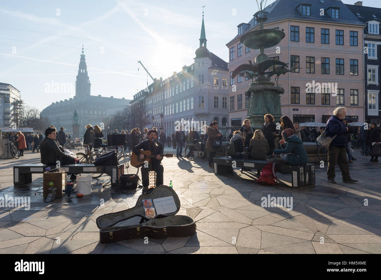 Un musicien ambulant effectue dans une longue HØjbro Plads, Copenhague, Danemark Banque D'Images