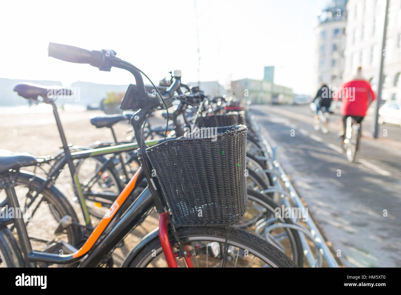 Les cyclistes et les vélos garés, Copenhague, Danemark Banque D'Images