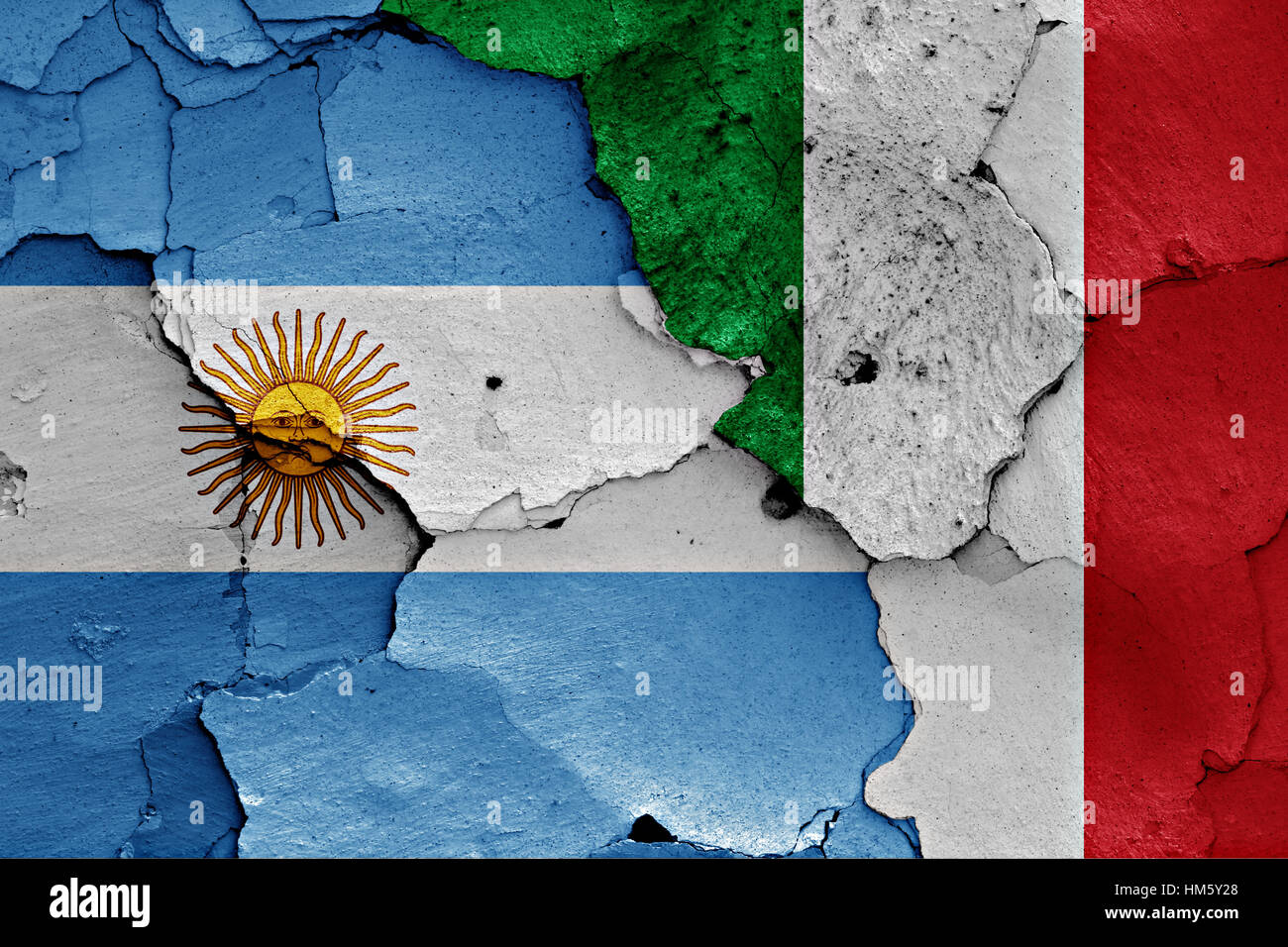 Drapeaux de l'Argentine et l'Italie peint sur mur fissuré Banque D'Images