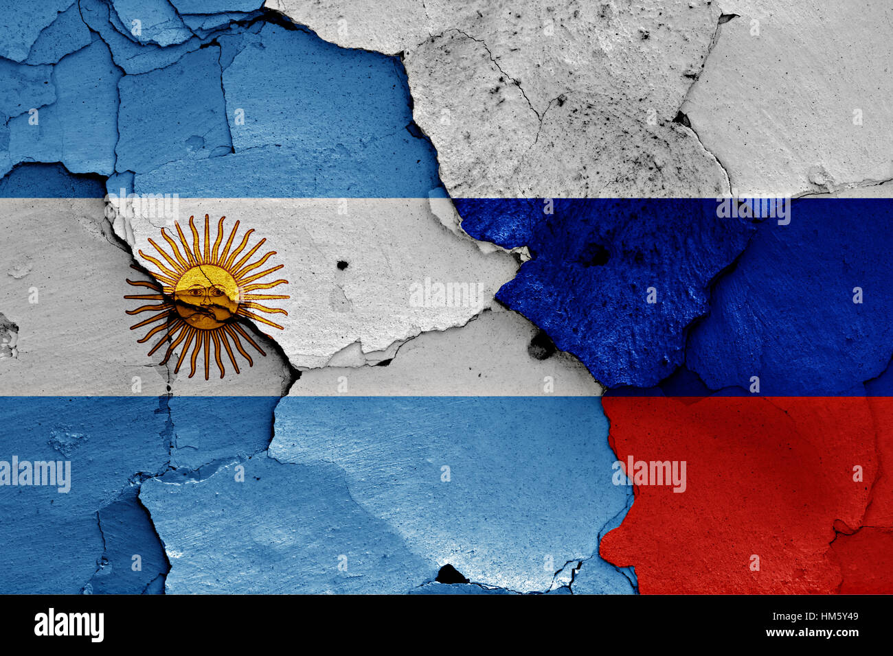 Drapeaux de l'Argentine et la Russie peint sur mur fissuré Banque D'Images