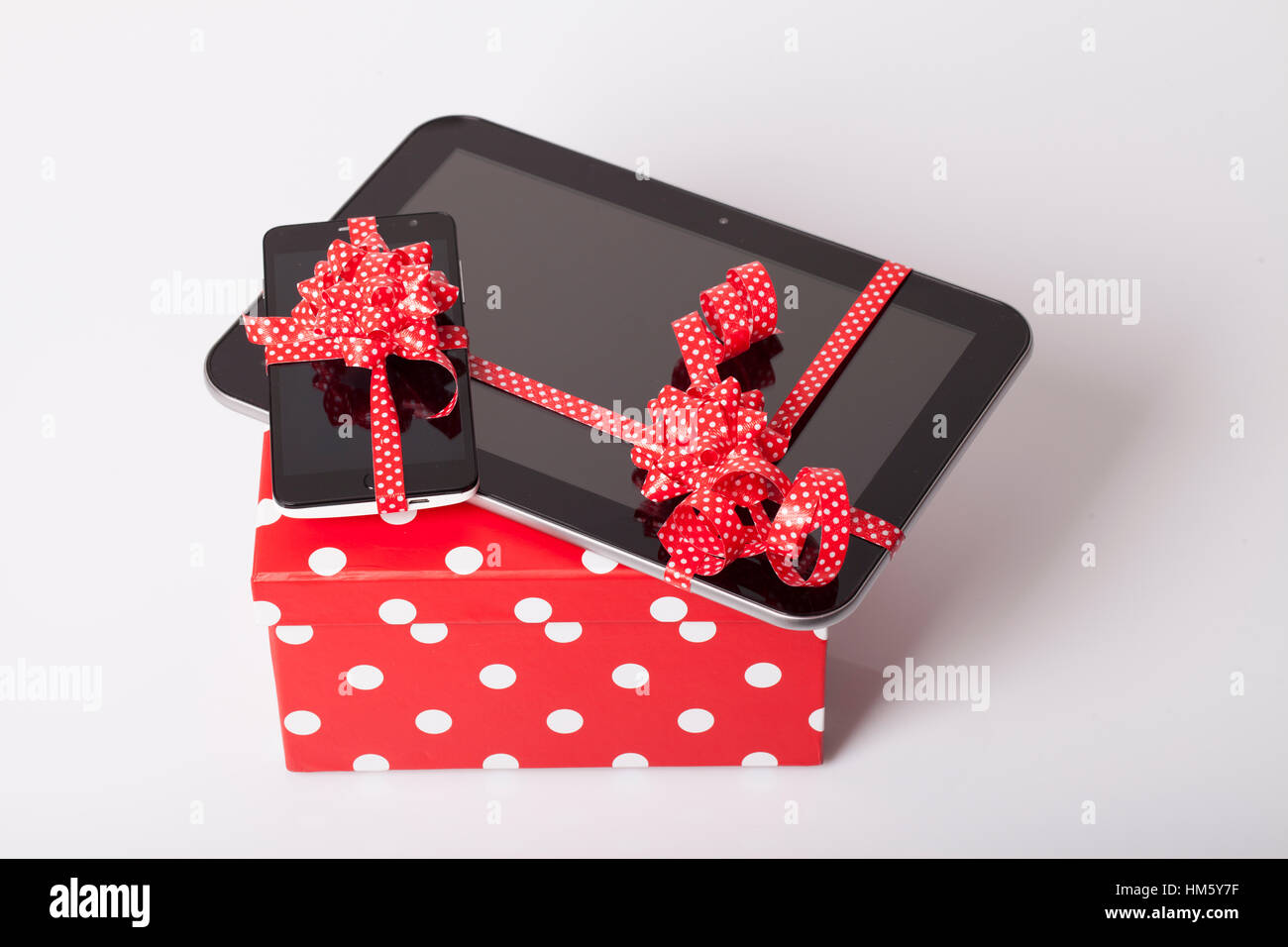 Nouvelle tablette et téléphone mobile comme un cadeau Photo Stock - Alamy