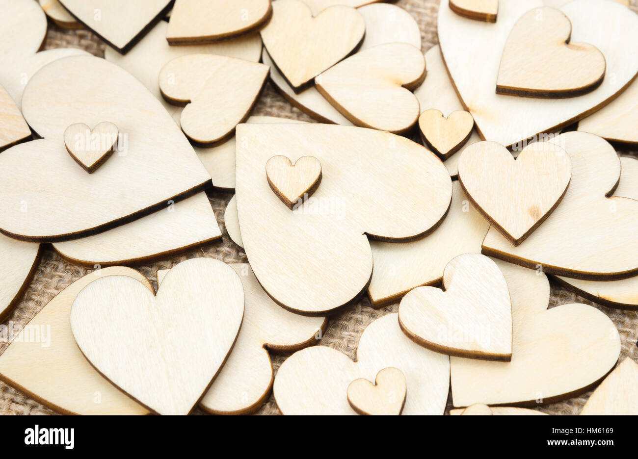 Coeurs en bois sur fond de texture de Hesse, Valentine Banque D'Images