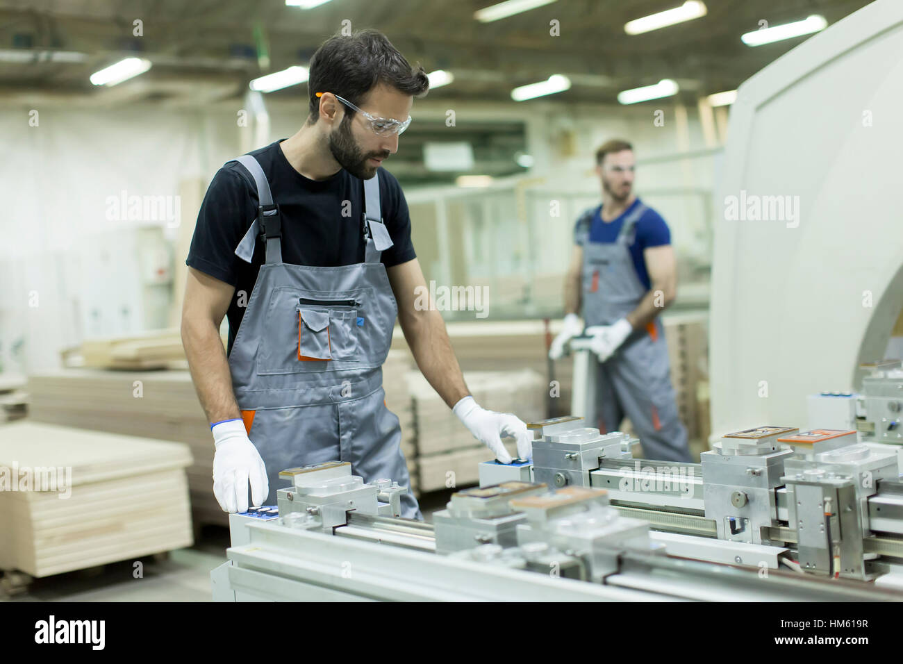 Deux hommes travaillant dans l'industrie du meuble et la création de meubles sur mesure Banque D'Images