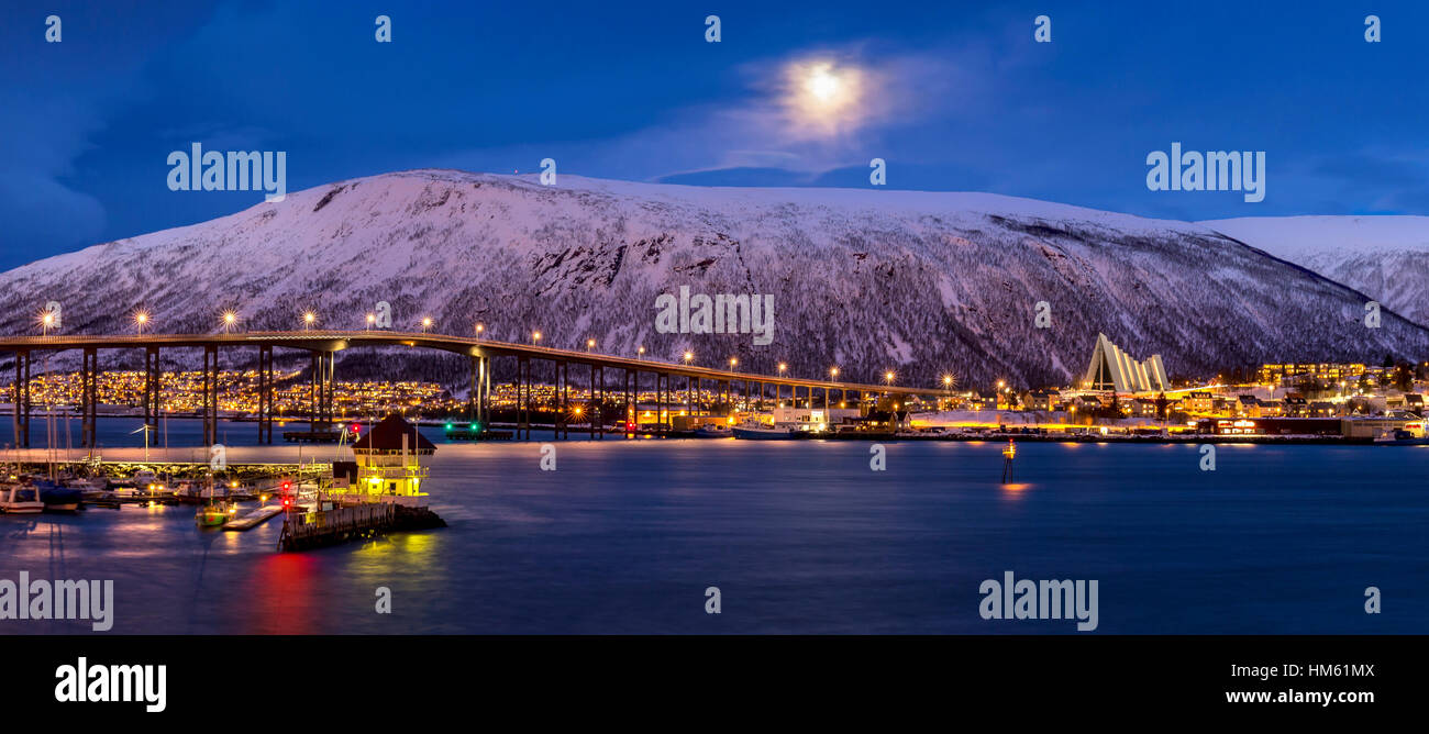 Pleine lune sur une soirée d'hiver à Tromsø, Norvège Banque D'Images