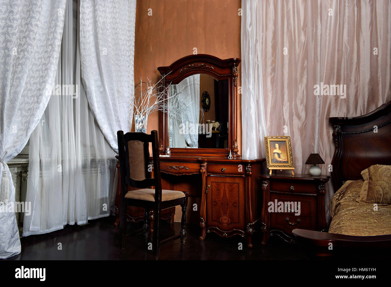 Chambre Classique intérieur avec des meubles en acajou avec des rideaux blancs. Banque D'Images