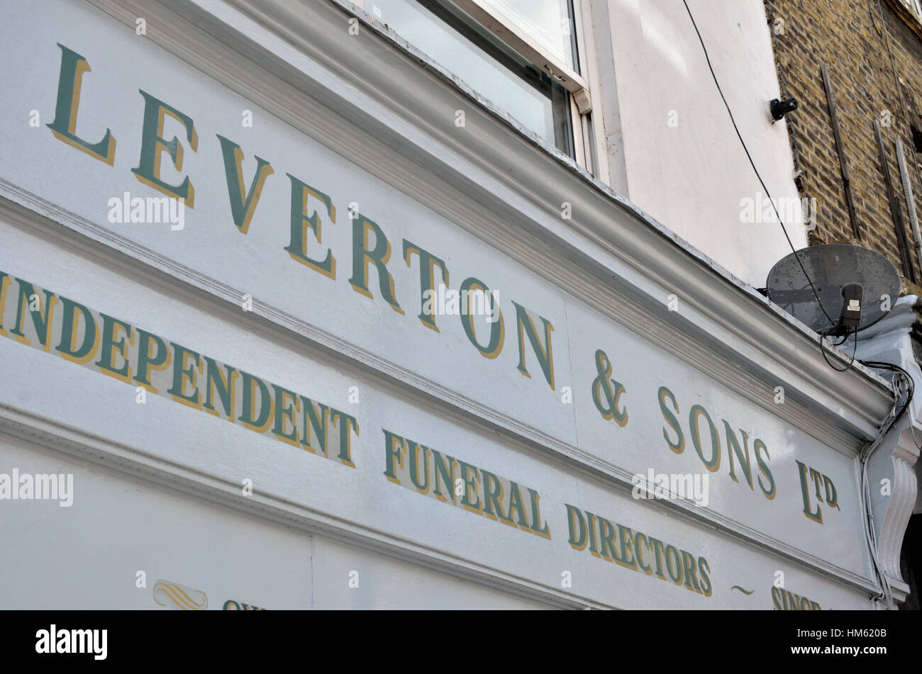 Leverton et fils pompes funèbres indépendants, Camden Town, London, UK Banque D'Images