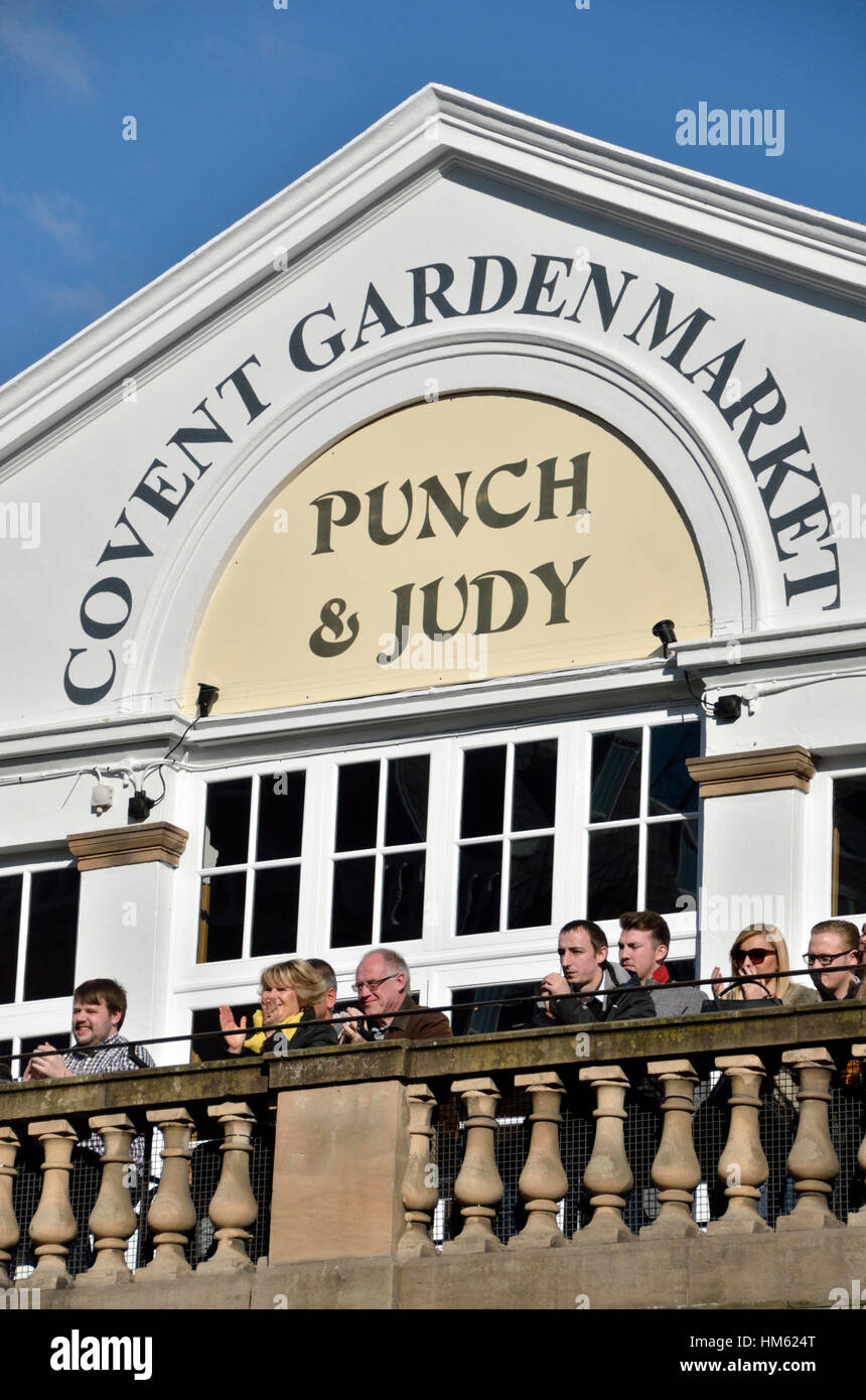 Punch et Judy pub à Covent Garden, London, UK Banque D'Images