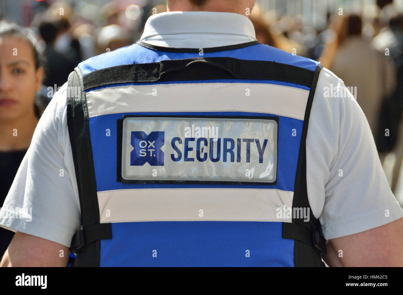 Close-up vue arrière du garde de sécurité privée dans la région de Oxford Street, London, UK Banque D'Images
