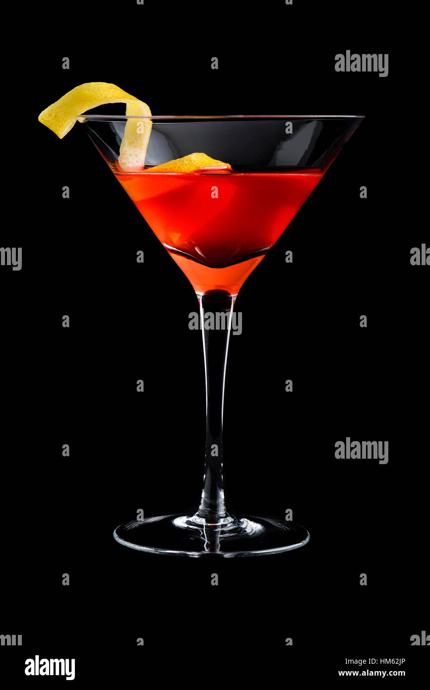 Garnir avec cocktail cosmopolite sur fond noir Banque D'Images
