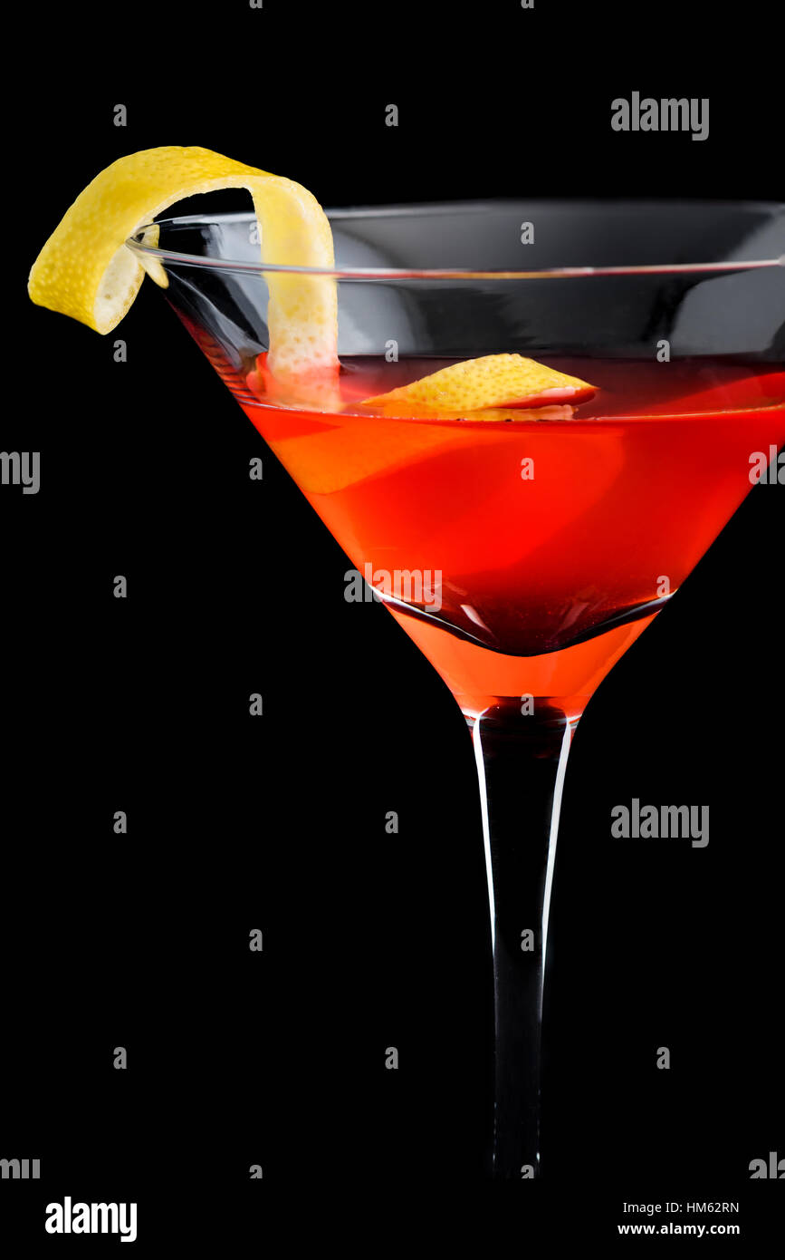 Garnir avec cocktail cosmopolite sur fond noir Banque D'Images
