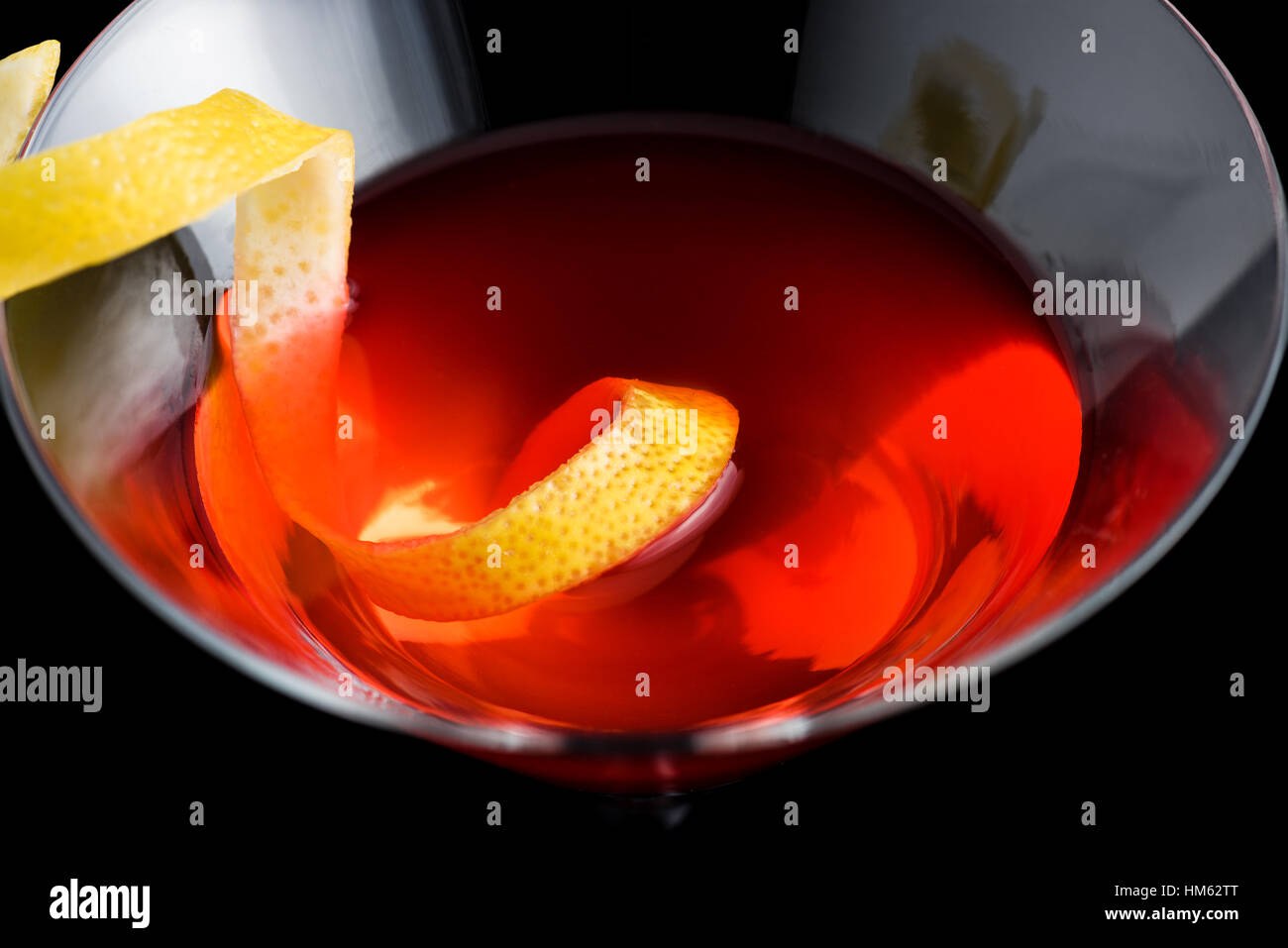 Garnir avec cocktail cosmopolite sur fond noir Banque D'Images