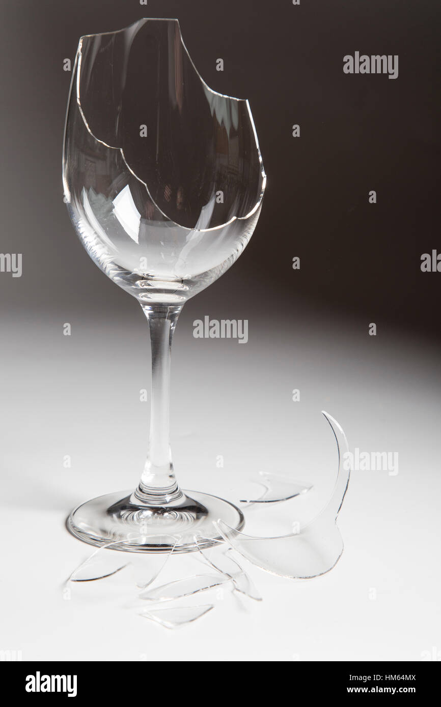 Verre à vin rouge brisée sans vin. - Classé historique Banque D'Images