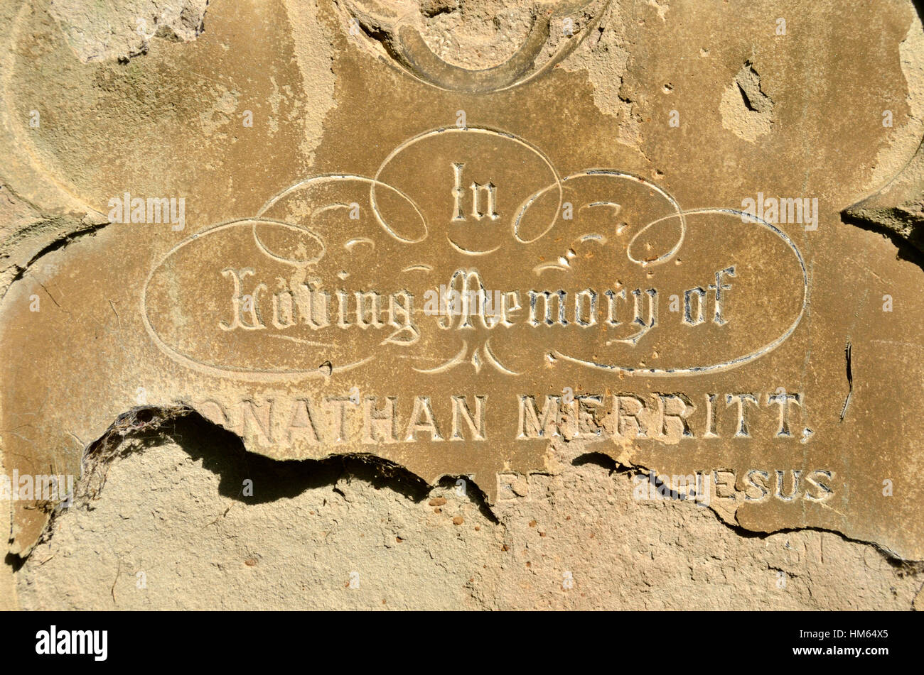 Close-up d'une très ancienne pierre tombale avec l'inscription 'en mémoire' Banque D'Images