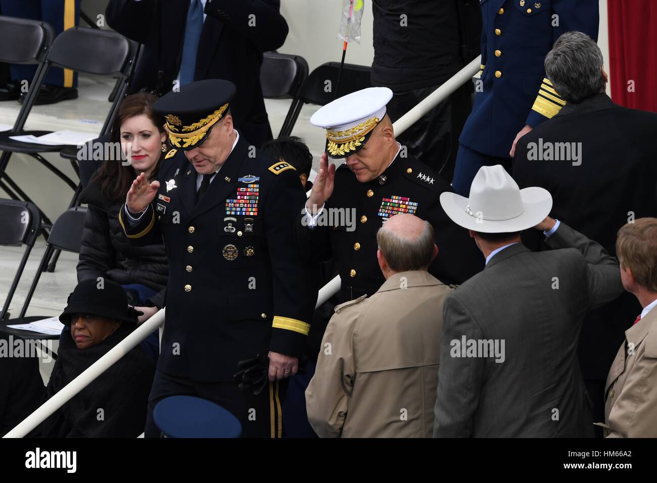 Les membres de l'état-major interarmées saluer comme ils arrivent pour l'investiture du président élu de l'atout de Donald comme le 45e Président de Capitol Hill le 20 janvier 2017 à Washington, DC. Chef du personnel de l'Armée Le Général Mark Milley est sur la gauche et Commandant de la Marine Corps le général Robert B. Neller la droite. Banque D'Images