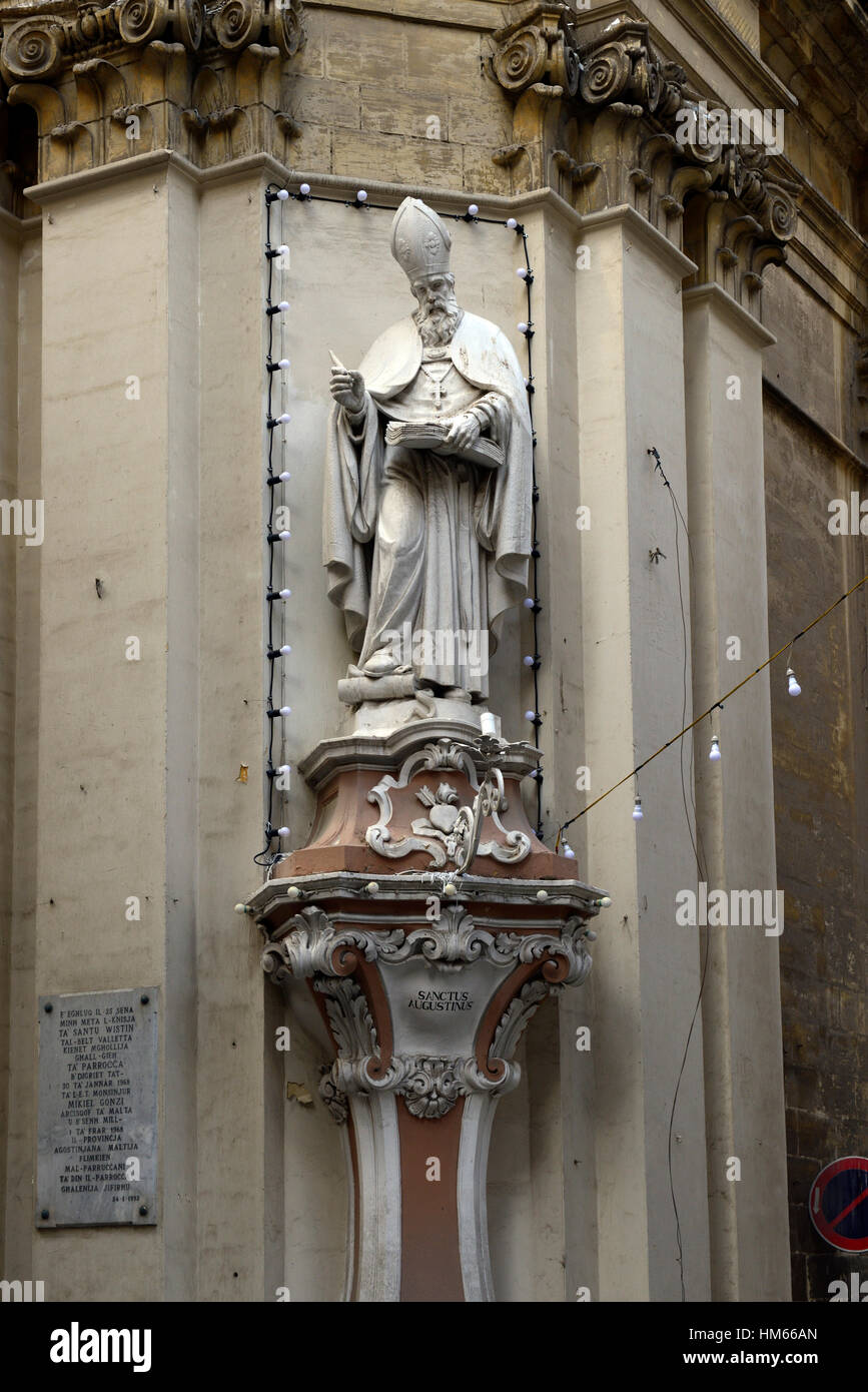 Saint Augustin d'Hippone statue sculpture en plein air du coin de la rue religion religieux foi catholique La Valette Malte Banque D'Images