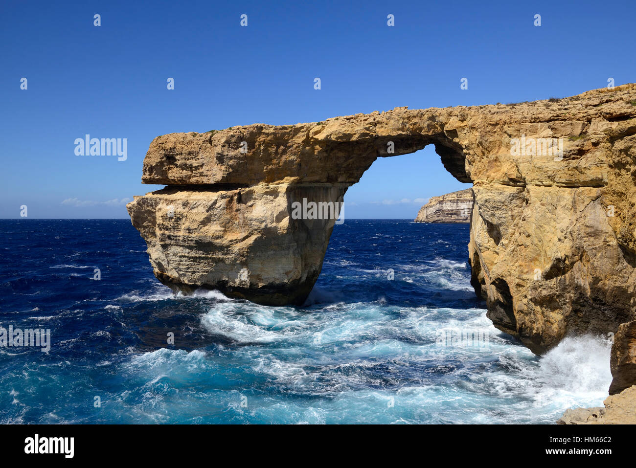 Fenêtre d'azur gozo Malte mer arch l'érosion côtière de la côte d'azur mer Méditerranée mer visite touristique monument Banque D'Images