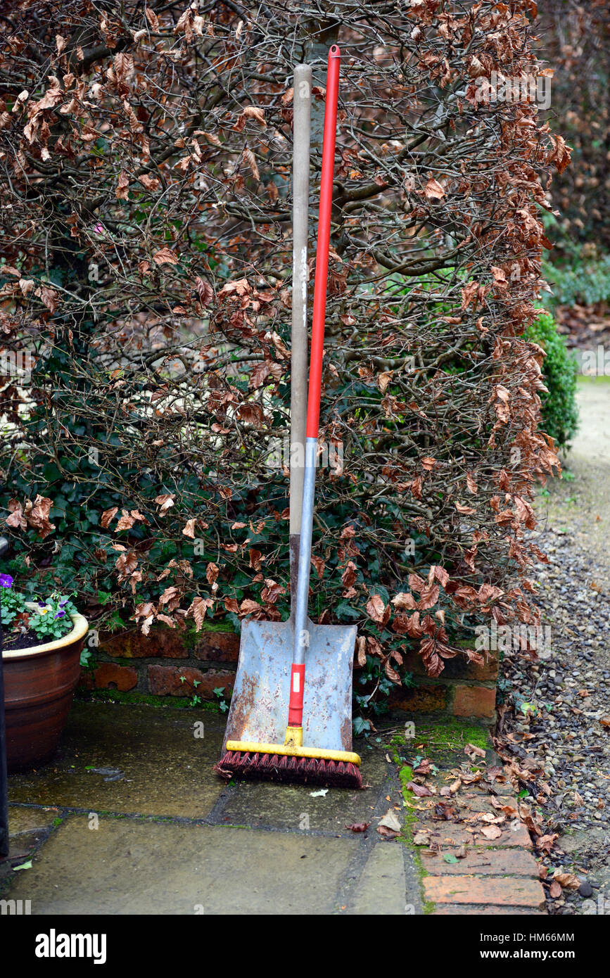 Pelle et brosse Outils Outils de jardin accessoires rangement rangement  debout contre les hedge automne hiver jardinage jardins floraux RM Photo  Stock - Alamy