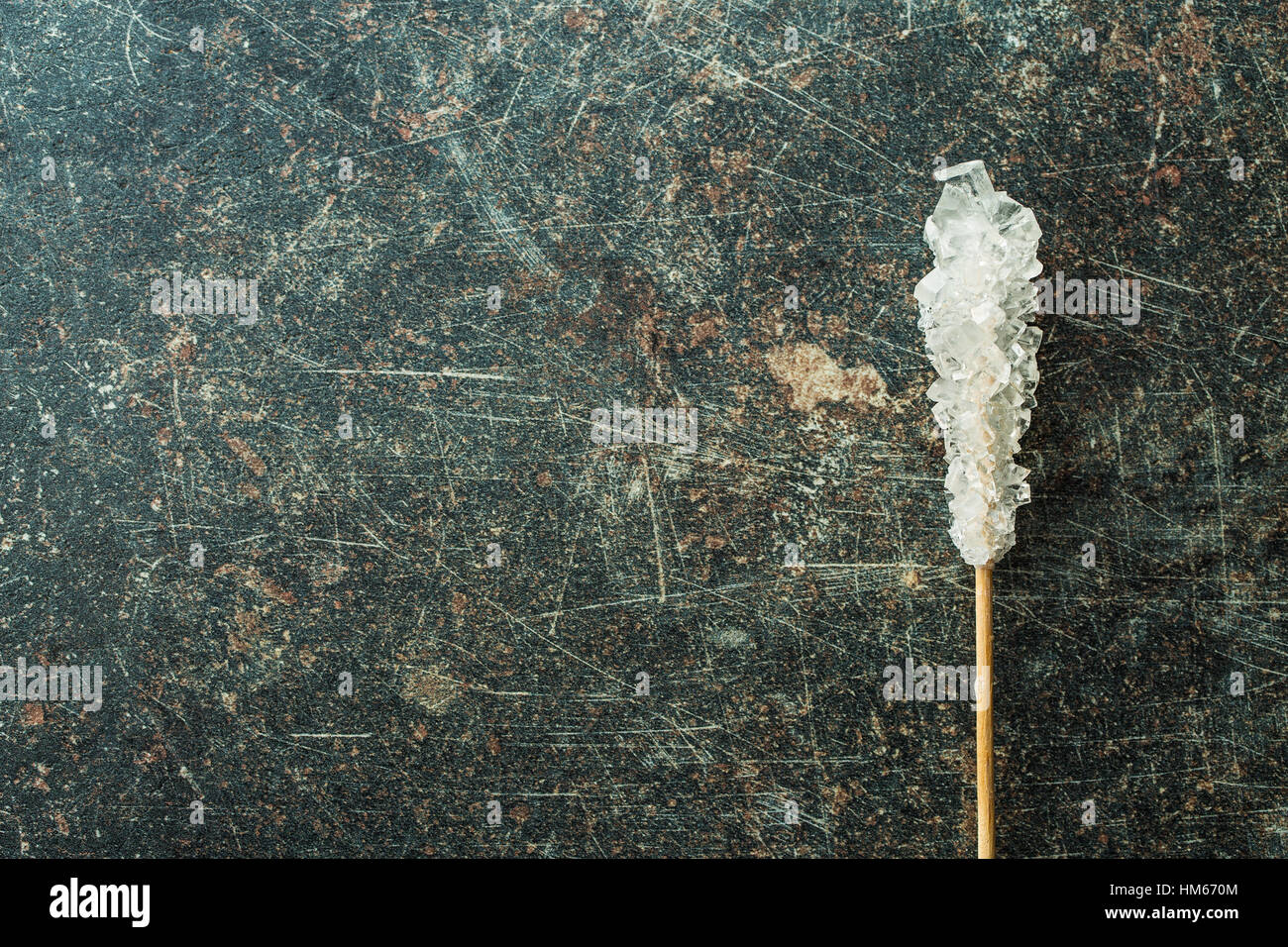 Le sucre cristallisé sur bâton en bois sur la vieille table de cuisine. Vue d'en haut. Banque D'Images