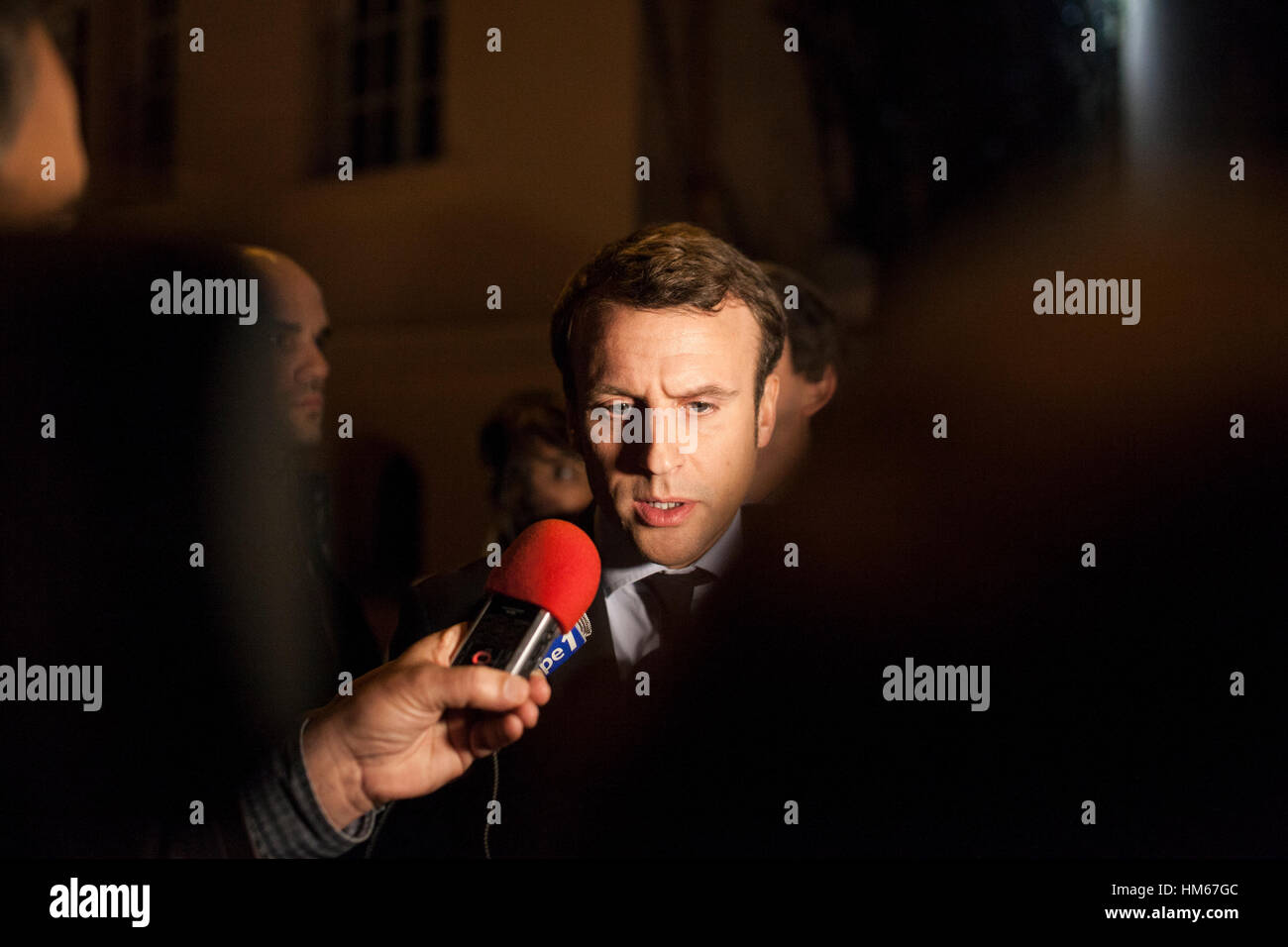 Emmanuel Macron dans Beyrouth, LIBAN - Beyrouth - Liban / Emmanuel Macron, candidate à l'élection présidentielle française en avril 2017 avec son mouvement 'en marche !", au cours d'une réunion avec la communauté économique française et à l'ESA (Ecole supérieure des affaires, un projet de coopération franco-libanais) sur le thème : "La France, une révolution Le développement économique et social pour le 21e siècle ' Emmanuel Macron s'est rendu à Beyrouth pour se réunir le 24 janvier 2017, Michel Aoun au président de la République libanaise, Saad Hariri le Premier ministre libanais. - Bilal Tarabey / Le Pictorium Banque D'Images