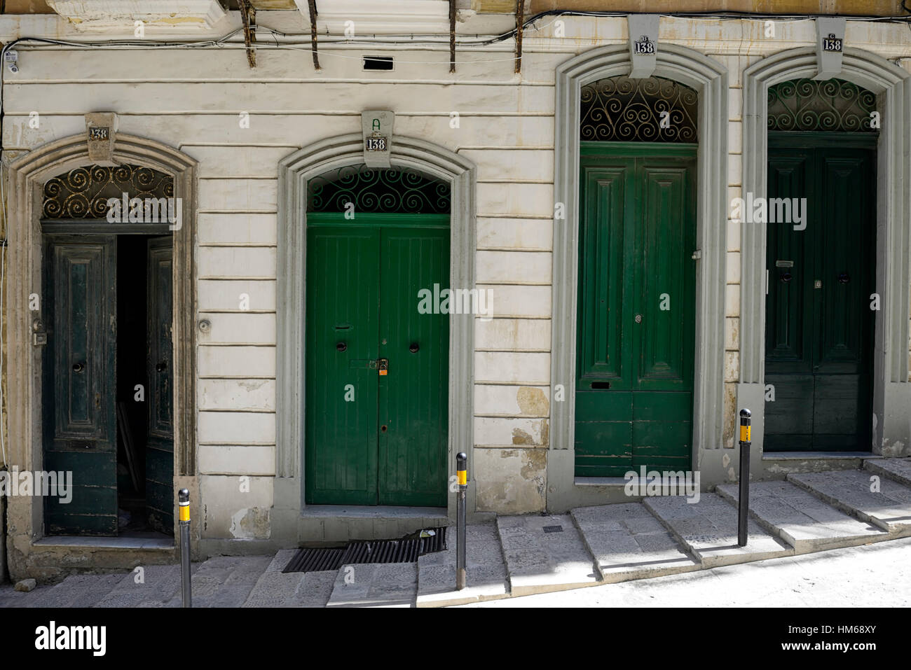 Nombre 138 138A 138B 138C ligne robotisée maison maisons portes porte porte d'entrée un nombre inhabituel La Valette Malte Monde RM Banque D'Images