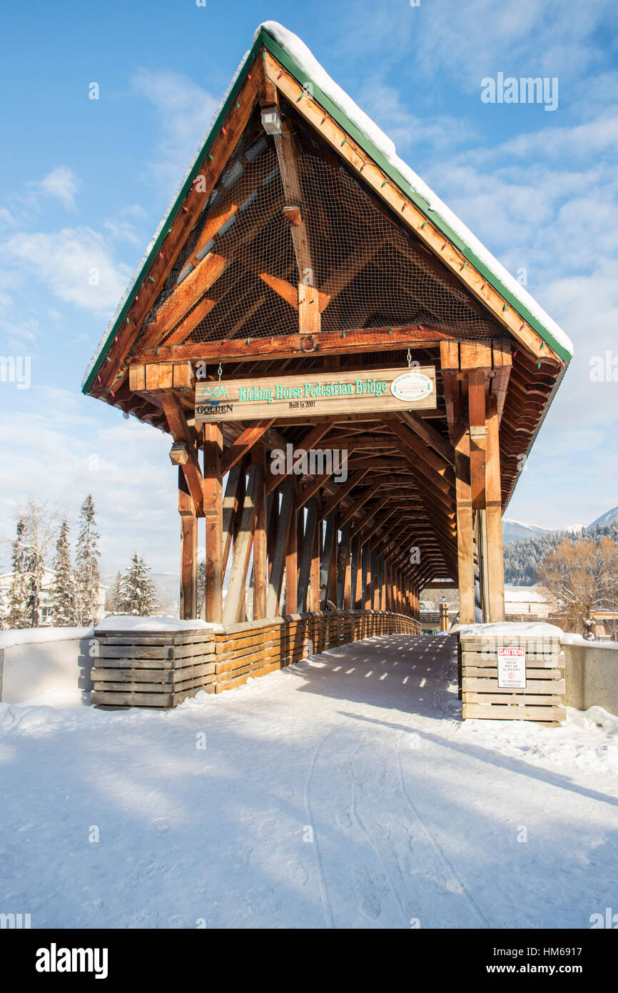 Pont piéton Kicking Horse sur la rivière Kicking Horse ; Golden ; British Columbia, Canada Banque D'Images