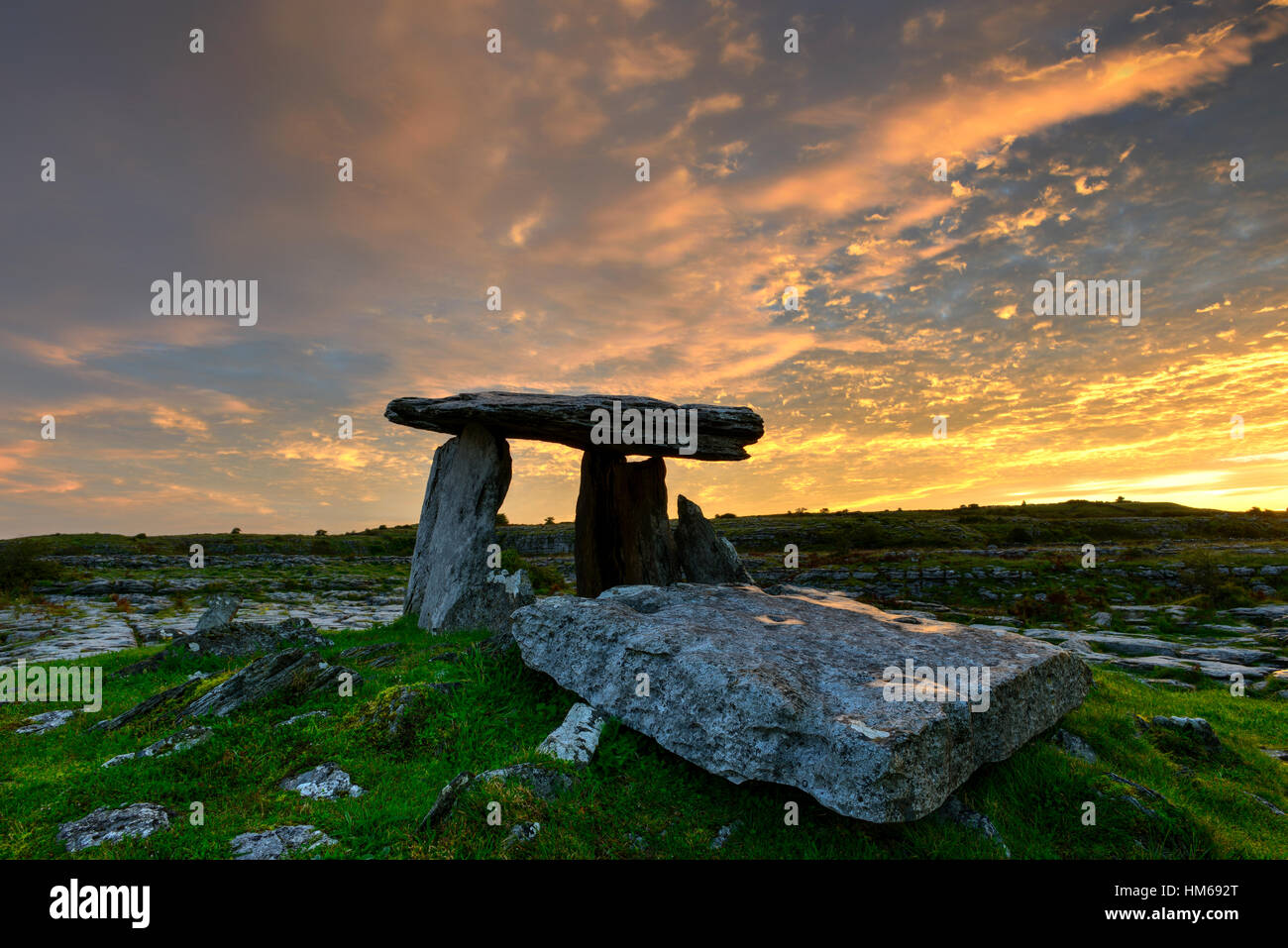 Dolmen de Poulnabrone portal tomb superbe lever du soleil paysage karstique du Burren Way sauvage de l'Atlantique à l'ouest de clare Irlande historique histoire Banque D'Images