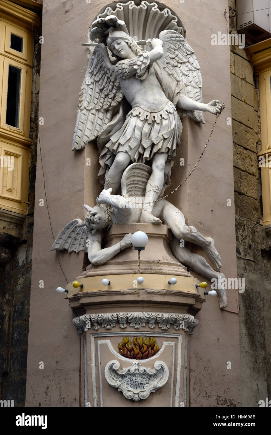 St Michael combattre satan diable statue sculpture en plein air au coin de la rue à l'extérieur de l'iconographie religieuse La Valette Malte Monde RM Banque D'Images