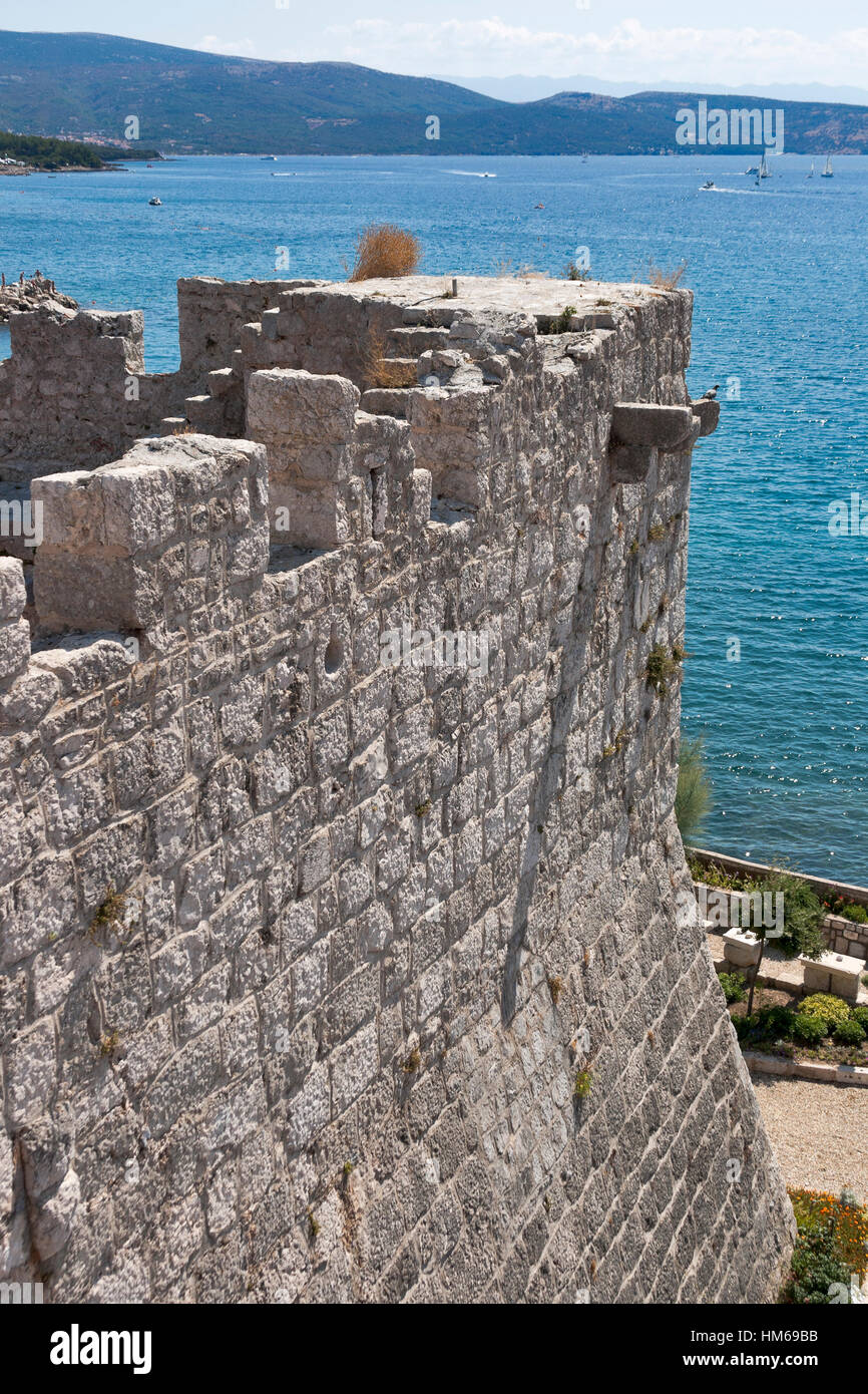 Murs de Frankopan (Kamplin) château construit au cours des cinq siècles quand la République de Venise a rendu la ville Krk. Île de Krk, Croatie. Banque D'Images