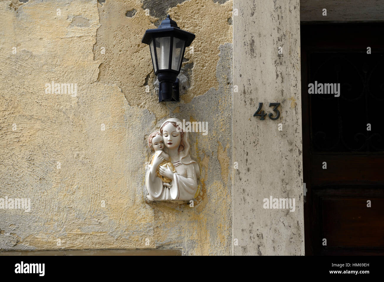 L'emblème figure religieuse côté porte Street Valletta Malte classique de style classique style house entrée maintenue RM World Banque D'Images