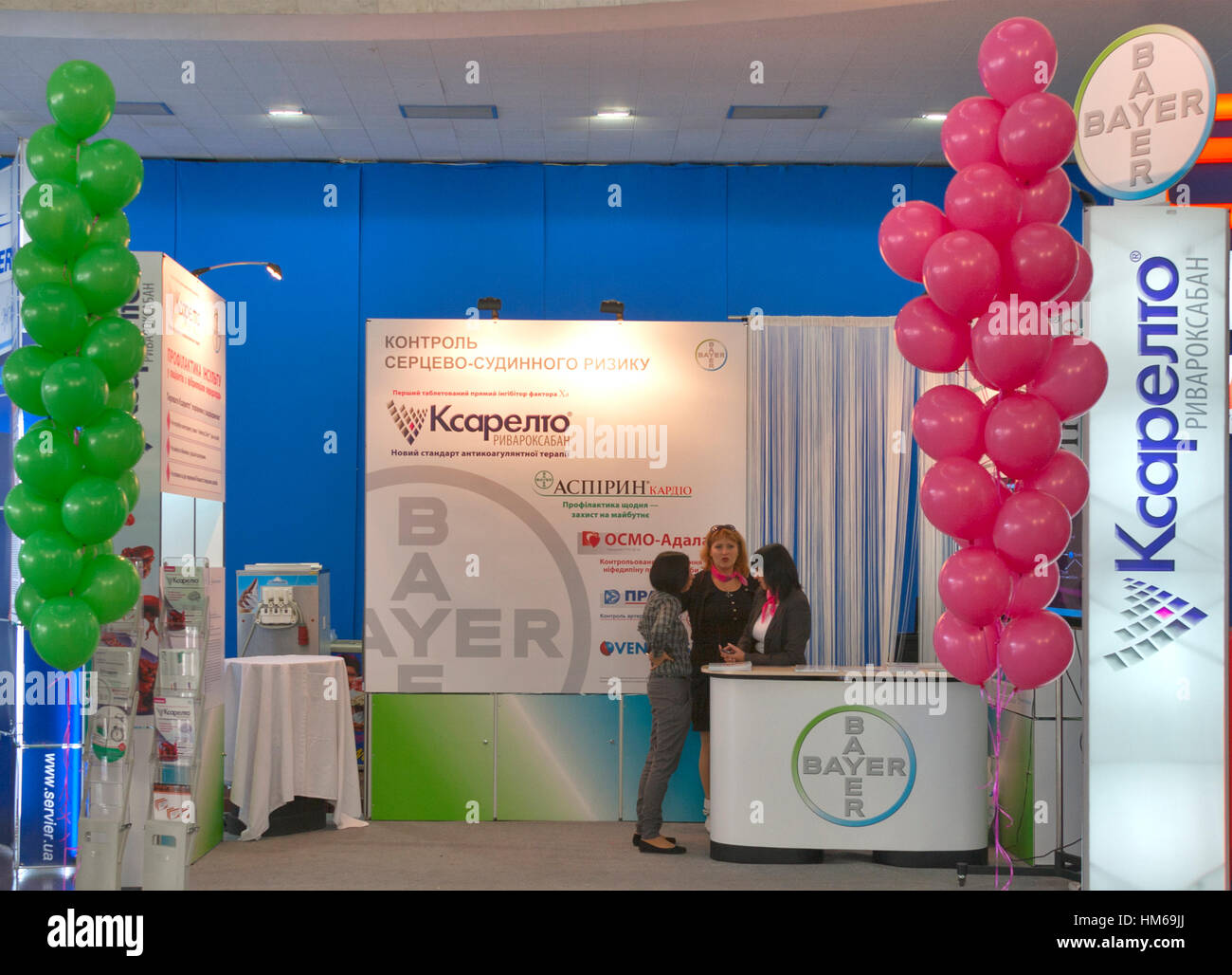 KIEV, UKRAINE - 27 septembre : travail sur le stand de présentateurs de Bayer AG allemand chimique et pharmaceutique au cours XIII Congrès National de 2003 Banque D'Images