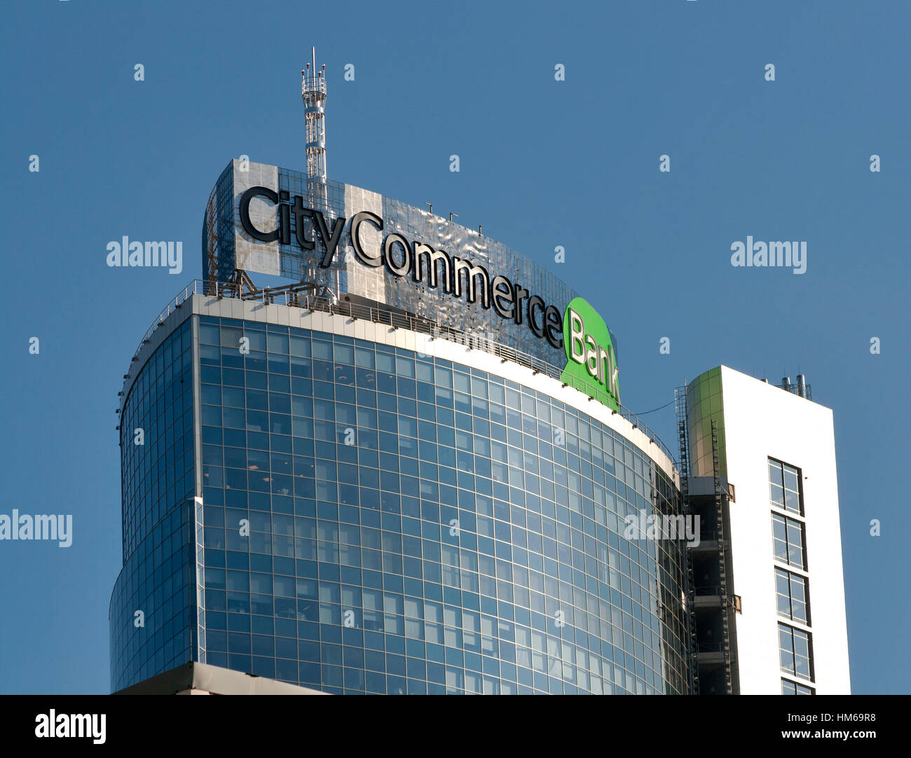KIEV, UKRAINE - le 22 octobre : Ville Commerce Bank publicité rejoignez sur le dessus de l'immeuble de bureaux moderne le 22 octobre 2012 à Kiev, Ukraine. Banque mondiale avec pré Banque D'Images