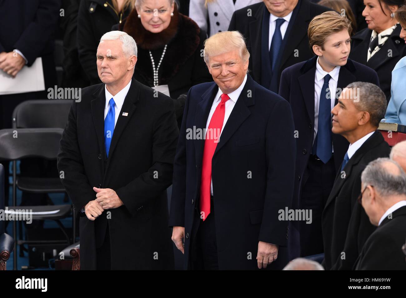 Le président Donald Trump sourire alors qu'il se tient avec le Vice-président Mike Pence avant de devenir le 45e président des États-Unis d'Amérique au cours de l'investiture présidentielle sur la colline du Capitole, le 20 janvier 2017 à Washington, DC. Banque D'Images