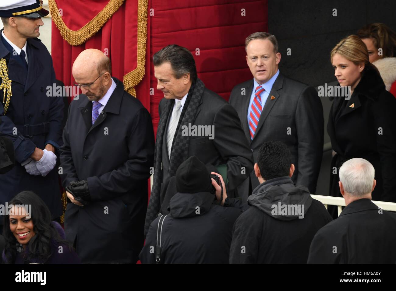 Secrétaire de presse présidentiel Sean Spicer, droite, arrive pour la 68e Président Cérémonie inaugurale de Donald Trump sur Capitol Hill le 20 janvier 2017 à Washington, DC. De gauche à droite : Banque D'Images
