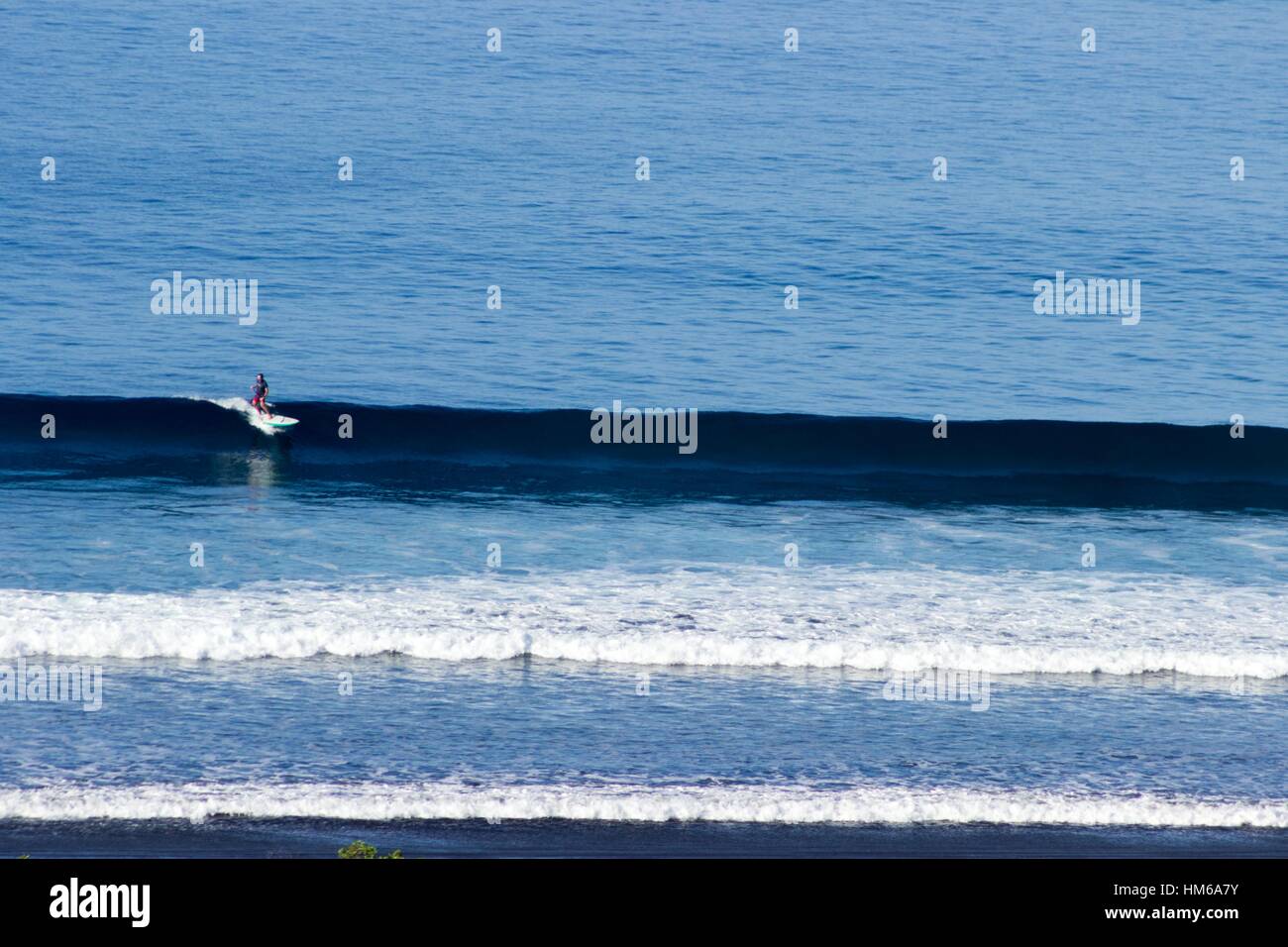 Paddle boarder surfe sur une vague. Banque D'Images