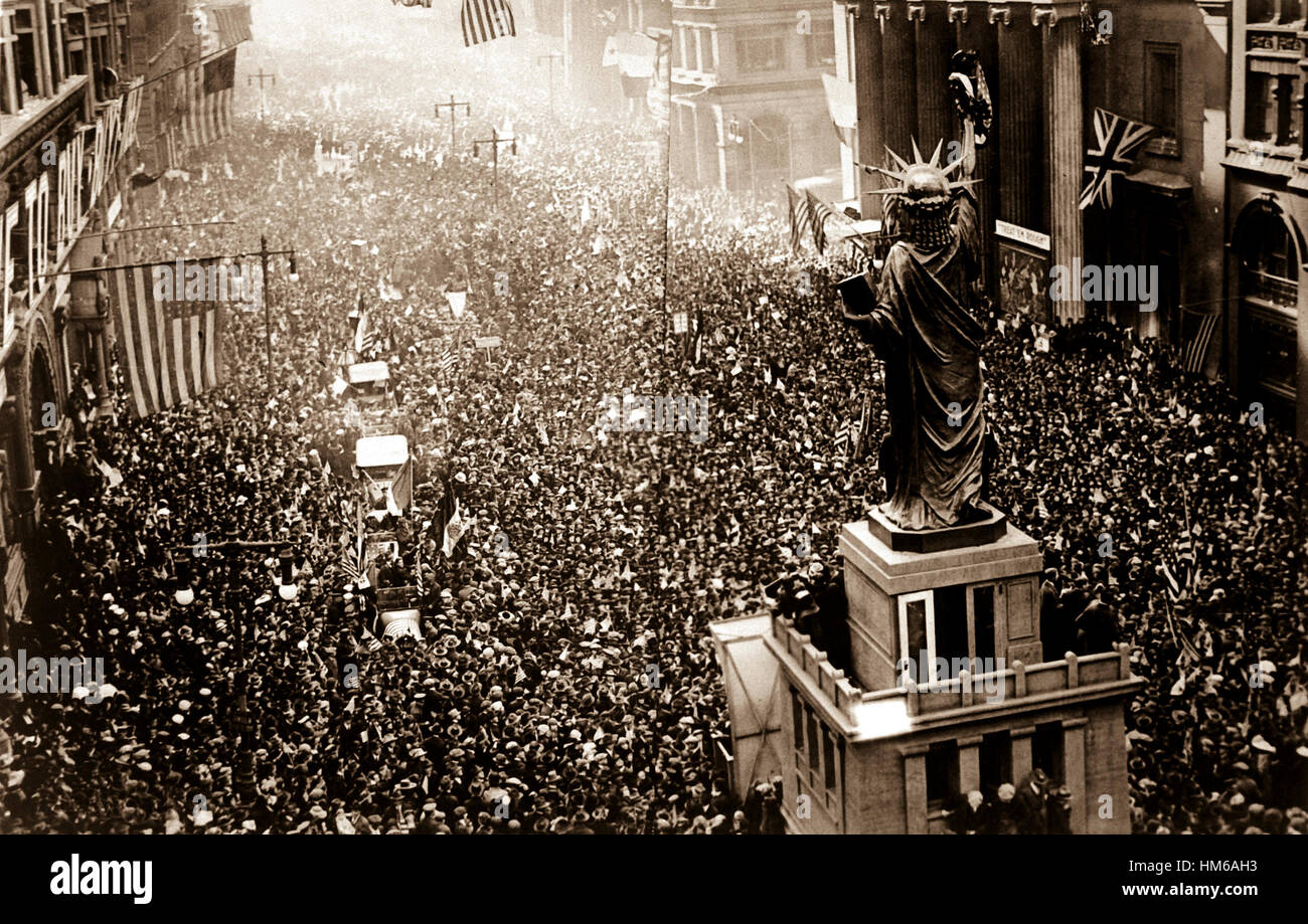 L'annonce de l'armistice le 11 novembre 1918, a été l'occasion pour un monstre célébration dans Phila., PA Des milliers massés sur tous les côtés de la réplique de la Statue de la liberté sur la rue Broad, et ont encouragé sans cesse. Philadelphia Public Ledger. Guerre (Dept.) NARA DOSSIER #  : 165-WW-78A-2 LA GUERRE ET CONFLIT D'ADRESSES #  : 715 Banque D'Images