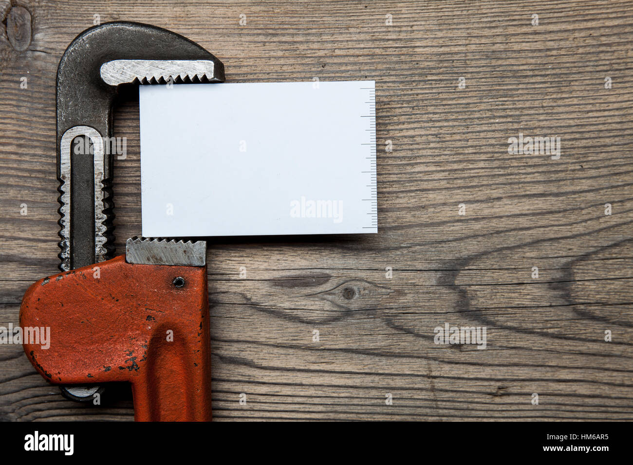 Jeu de tuyaux de plomberie raccords outils et de cartes d'affaires sur le fond en bois Banque D'Images