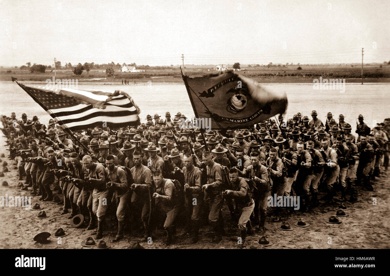 "Premier à se battre." Un groupe de Marines des États-Unis. 1918. L'USMC Publicity Bureau de recrutement. Guerre (Dept.) Date exacte inconnue Shot #  FICHIER NARA : 165-WW-321A-2 LA GUERRE ET CONFLIT D'ADRESSES #  : 468 Banque D'Images