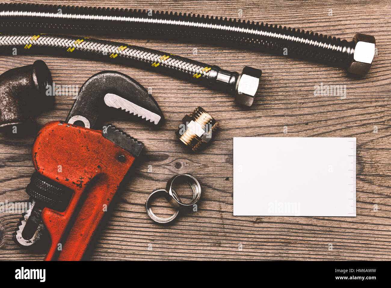 Jeu de tuyaux de plomberie raccords outils et de cartes d'affaires sur le fond en bois Banque D'Images