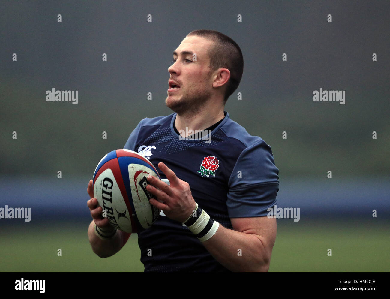 Mike Brown de l'Angleterre pendant une session de formation à Pennyhill Park, Bagshot. Banque D'Images