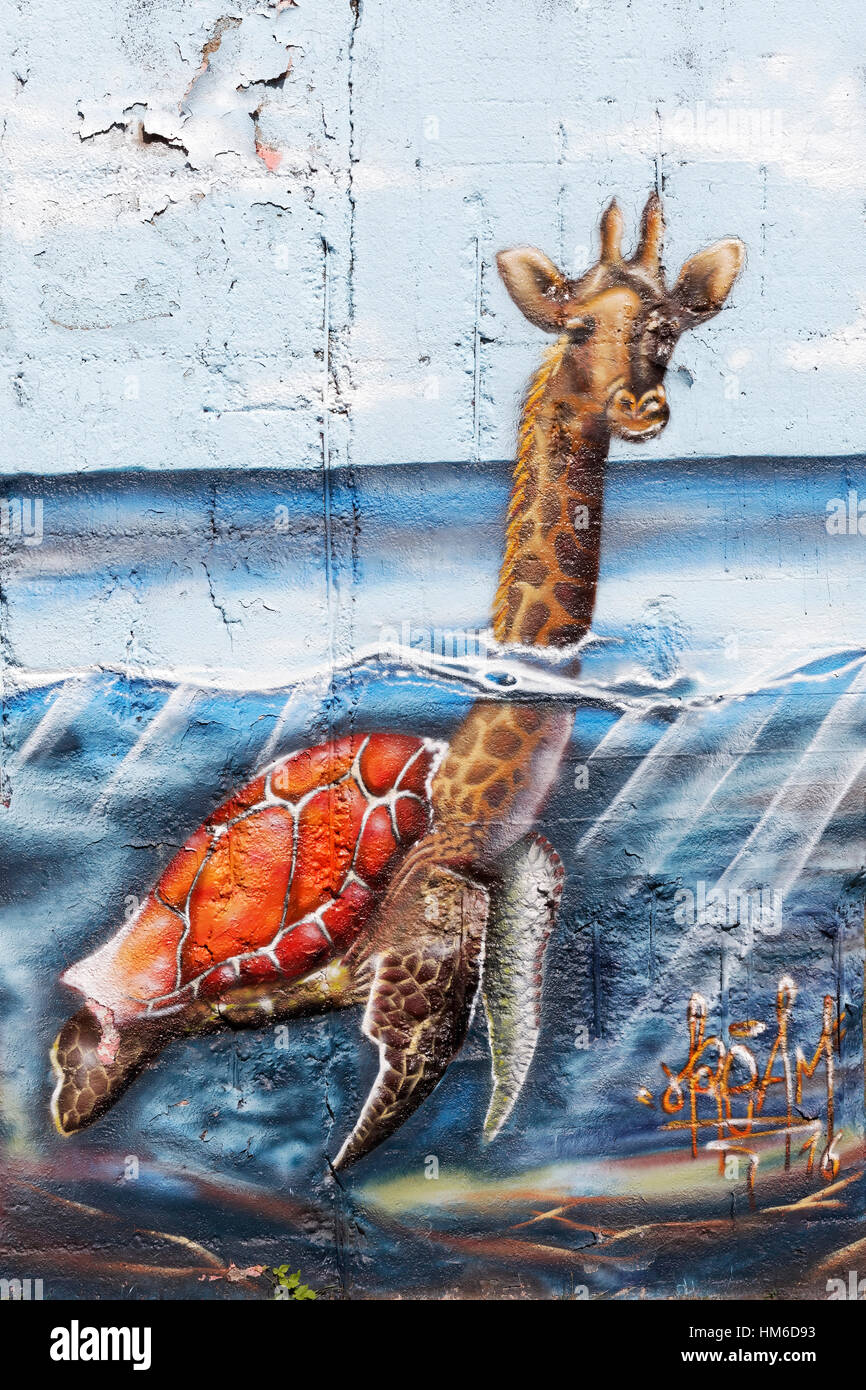 Girafe nager dans la mer, graffiti, surréalistes, art urbain, art de rue, Duisburg, Ruhr, Rhénanie du Nord-Westphalie, Allemagne Banque D'Images