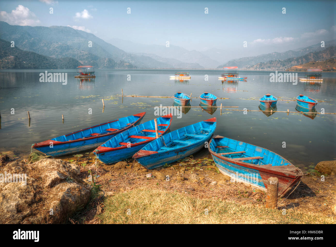 Lac Phewa - le deuxième plus grand lac au Népal situé dans la vallée de Pokhara, près de la ville et la montagne Sarangkot. Banque D'Images
