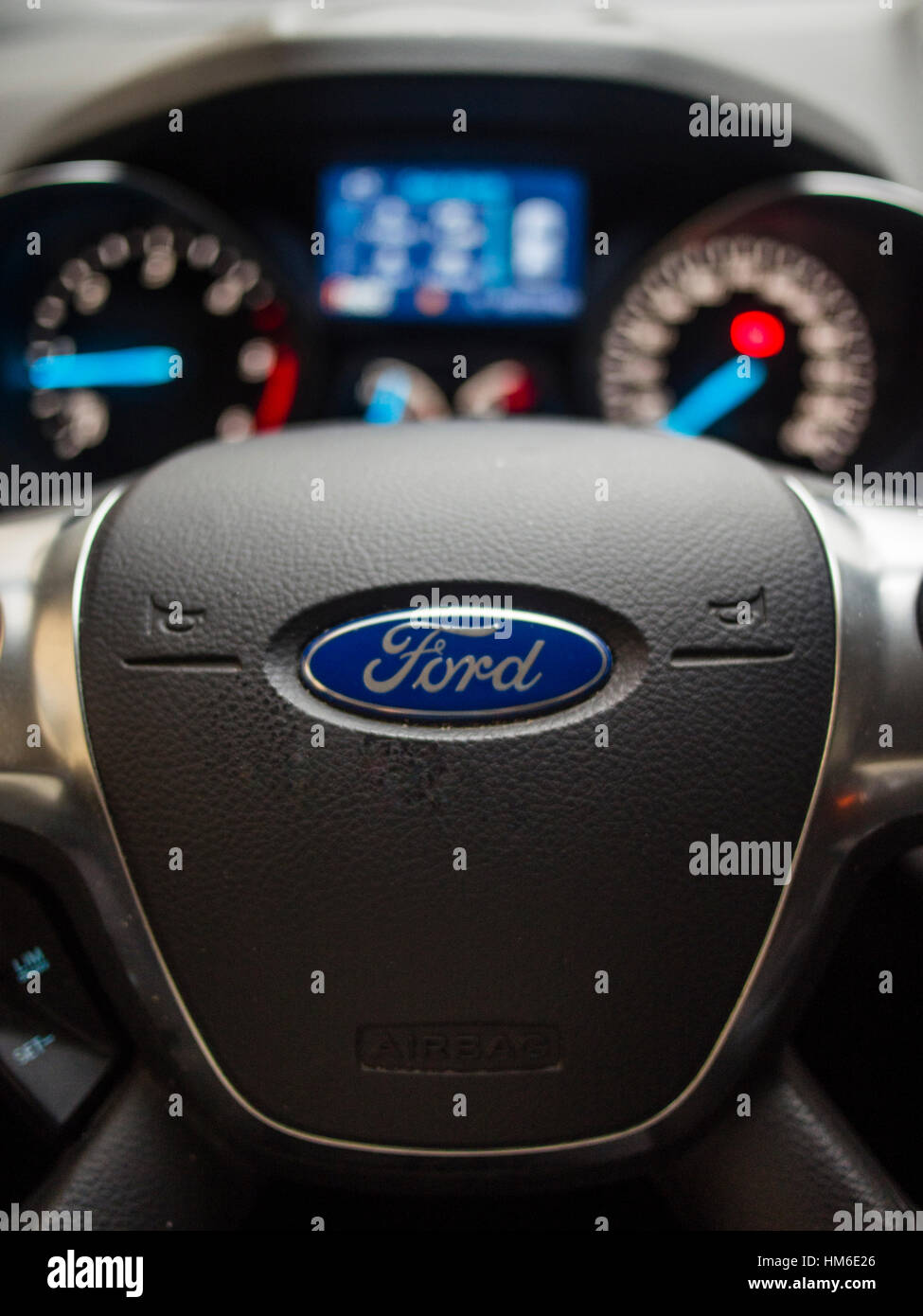 Roues motrices, l'intérieur et d'un tableau de bord Ford Kuga titanium 2013 Banque D'Images