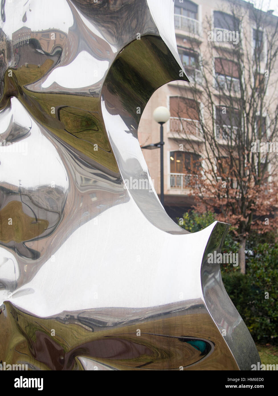 Détail de Helidon Xhixha sculpture in Piazza Marconi où est situé le musée du violon, Cremona Italie Banque D'Images