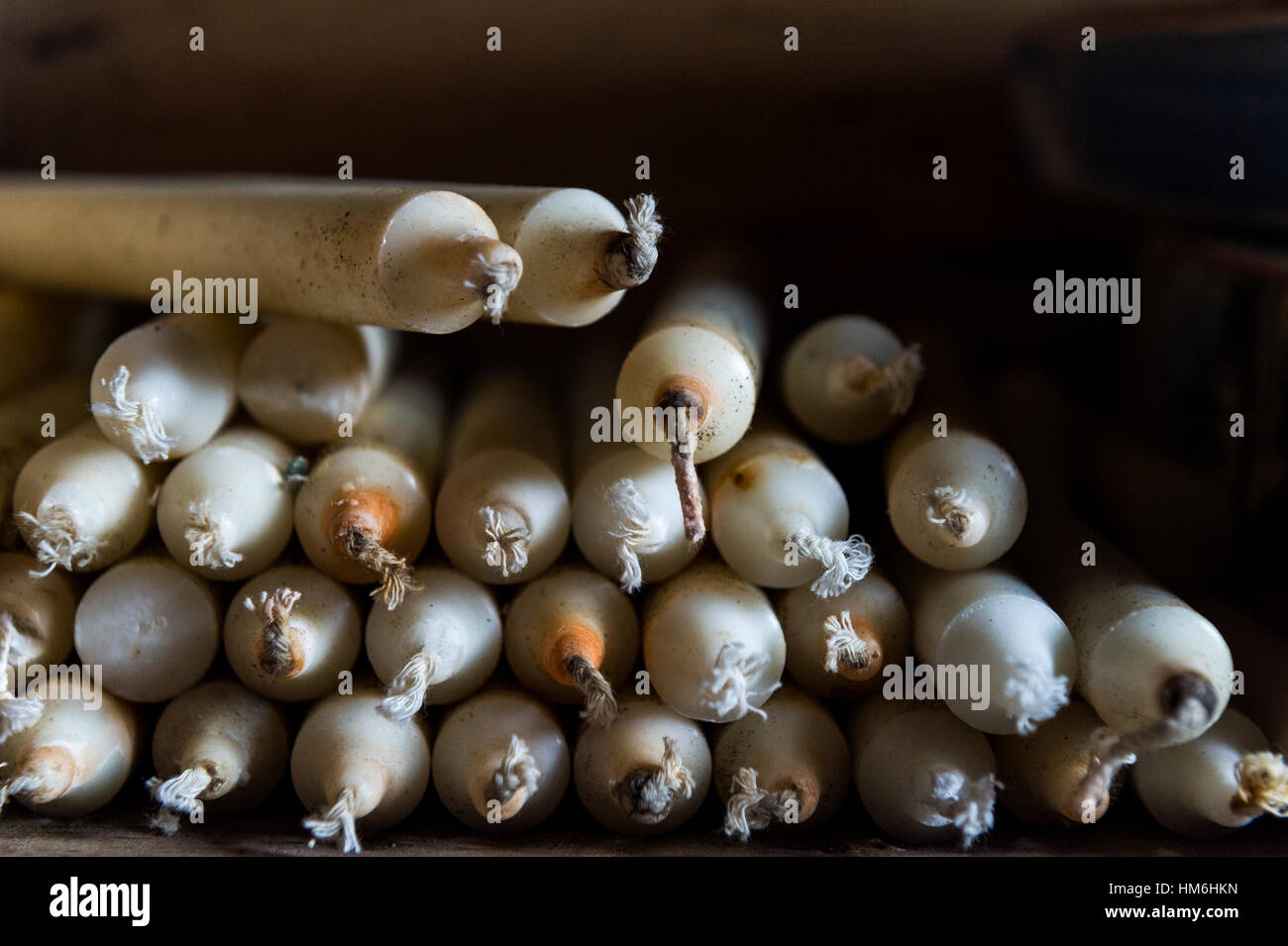 Une pile de pièces de bougies dans l'explorateur de l'Antarctique Ernest Shackelton's hut. Banque D'Images