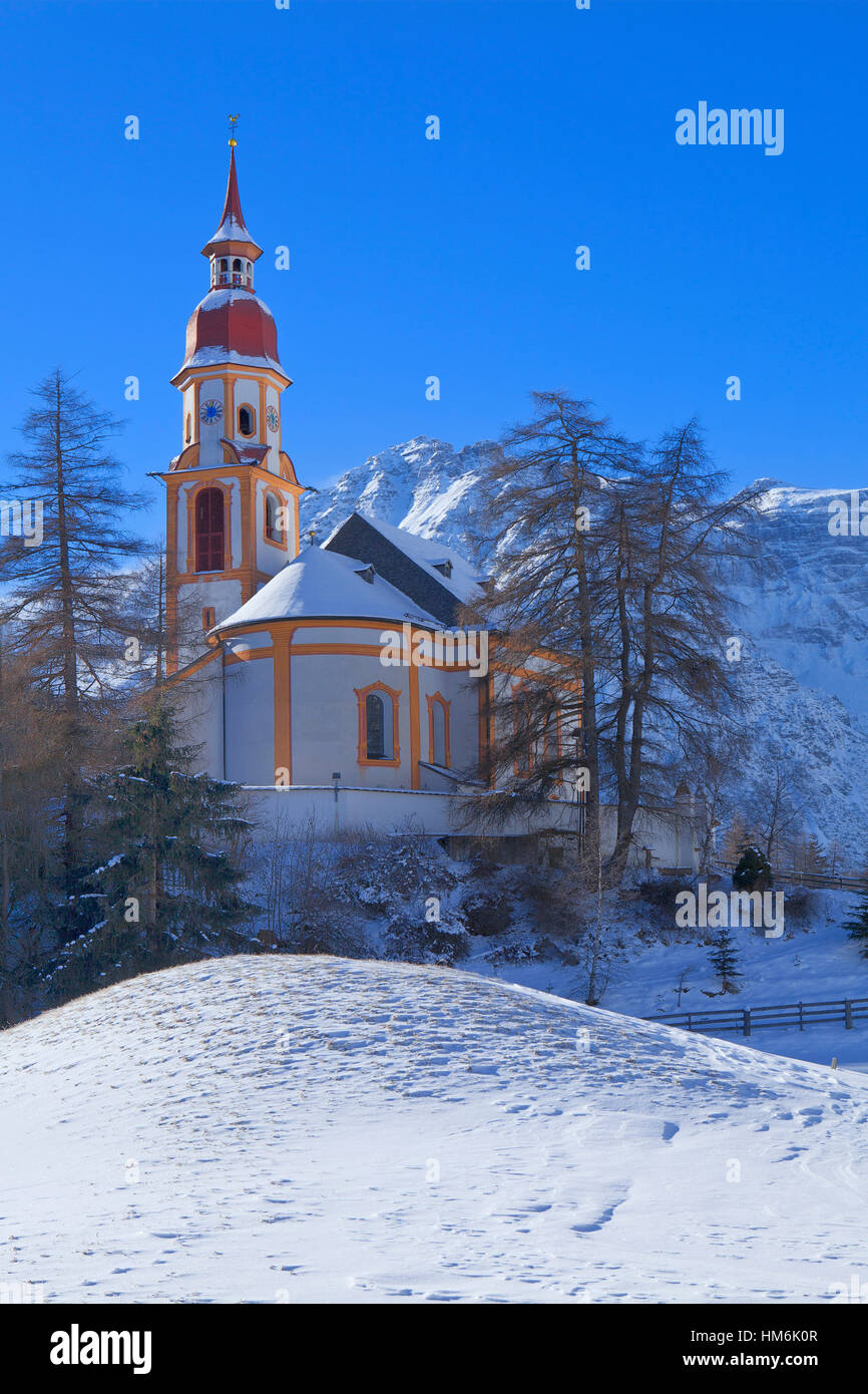 Autriche, Tyrol, Obernberg au Brenner (col), l'église de montagne avec Tribulaun Banque D'Images