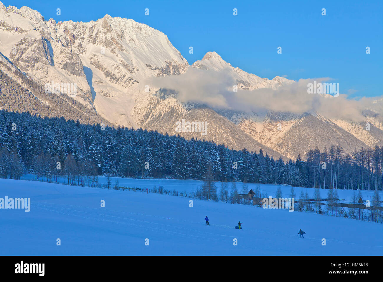 Autriche, Tyrol, Obsteig (village), les enfants jouent dans la neige Banque D'Images