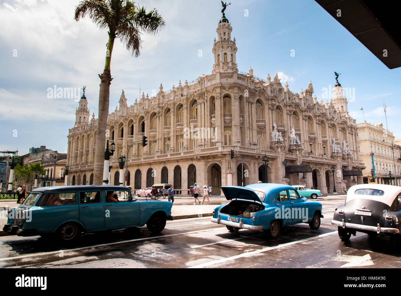 Voiture vintage échoués dans la rue Paseo de Martí avec le Gran Teatro en arrière-plan, La Havane, Cuba Banque D'Images