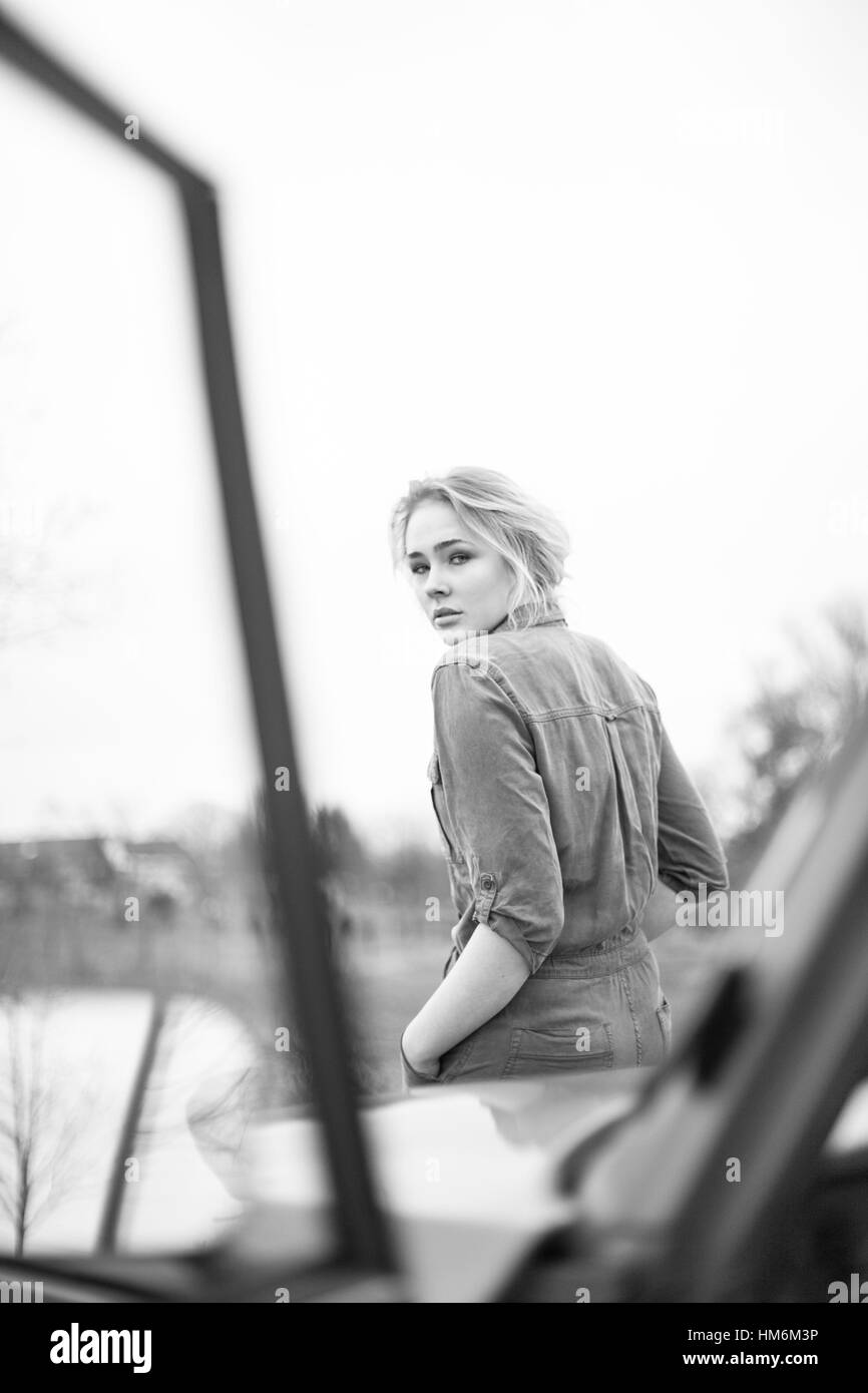 Femme se penche sur location Banque D'Images